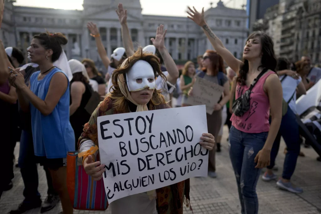 Mulher usa máscara e segura uma placa com os dizeres em espanhol "Estou procurando meus direitos, alguém os viu?", durante protesto contra medidas relativas às políticas culturais do governo do Milei, em Buenos Aires. Argentina, 4 de janeiro de 2024
© AP Photo / Natacha Pisarenko